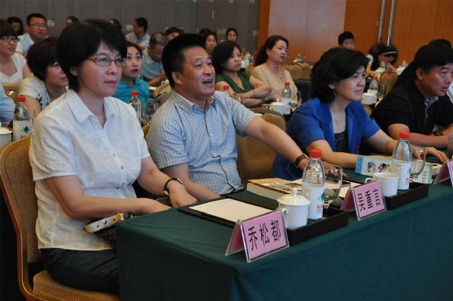 喬冠華女兒受邀參加論壇活動.jpg