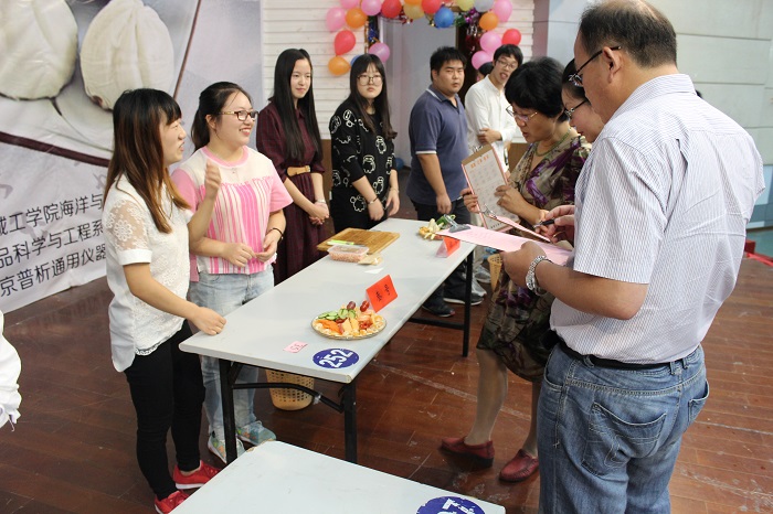 7參賽選手向老師闡述拼盤創(chuàng)意.JPG
