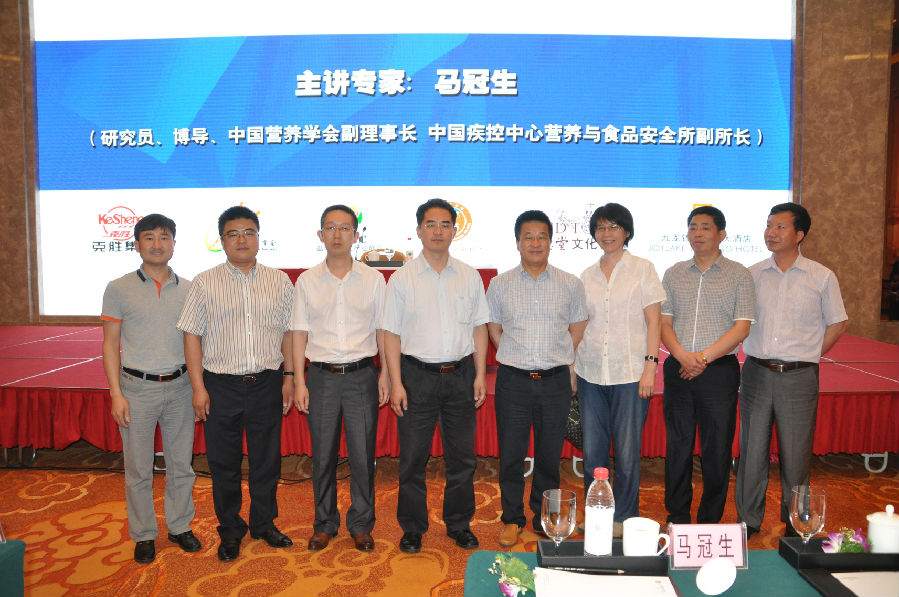 建湖縣縣委常委、宣傳部長、科協(xié)等部門領(lǐng)導(dǎo),喬冠華女兒喬松都等一起合影.jpg